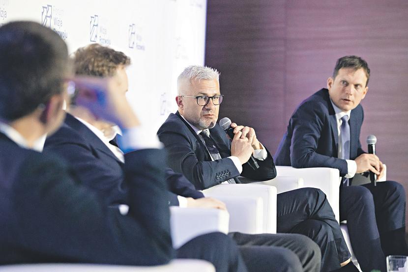 Bez połączenia koncernów nie byłoby szans, aby w przyszłości Lotos rozwijał się dla lokalizacji pomorskiej w takim kształcie, w jakim będzie miał szansę rozwijać się jako część PKN Orlen — mówi Krzysztof Nowicki, wiceprezes zarządu ds. fuzji i przejęć, Grupa LOTOS. Fot. Łukasz Głowala Bez połączenia koncernów nie byłoby szans, aby w przyszłości Lotos rozwijał się dla lokalizacji pomorskiej w takim kształcie, w jakim będzie miał szansę rozwijać się jako część PKN Orlen — mówi Krzysztof Nowicki, wiceprezes zarządu ds. fuzji i przejęć, Grupa LOTOS. Fot. Łukasz Głowala