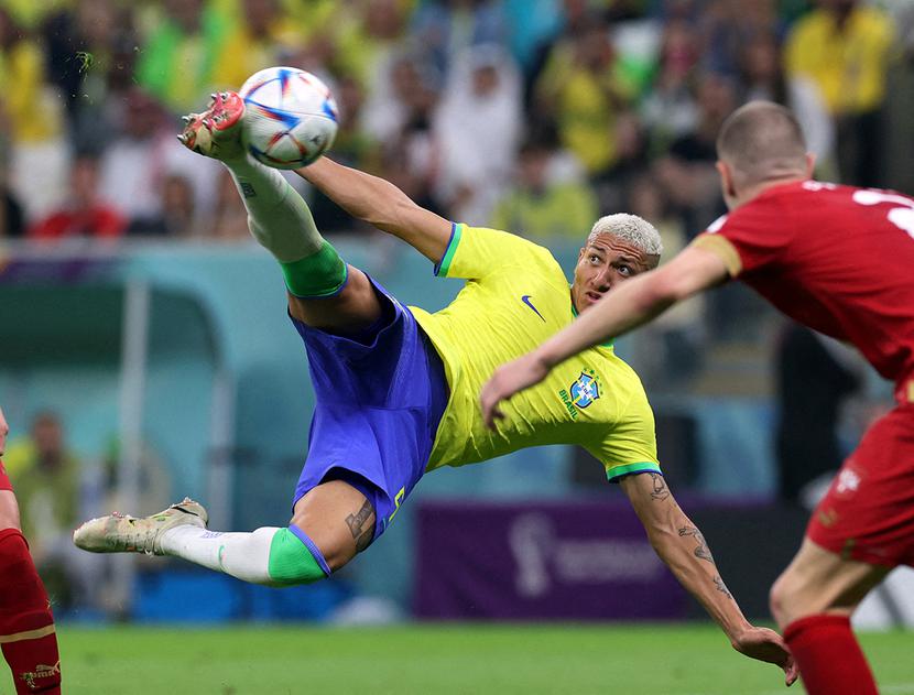 24 listopada 2022 r., Lusail, Katar. Mistrzostwa Świata w Piłce Nożnej 2022. Brazylijczyk Richarlison strzela drugiego gola w meczu z Serbią.