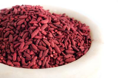 Monakolina K jest składnikiem czerwonego fermentowanego ryżu.