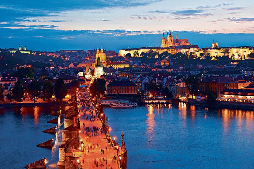 CZESKA PRAGA: Od kilku lat numerem jeden wiosennych wyjazdów Polaków jest — zaraz po Krakowie czy Zakopanem — stolica Czech. Nic dziwnego, skoro na weekendowy city break mamy tam najbliżej i najtaniej. [FOT. ISTOCK]