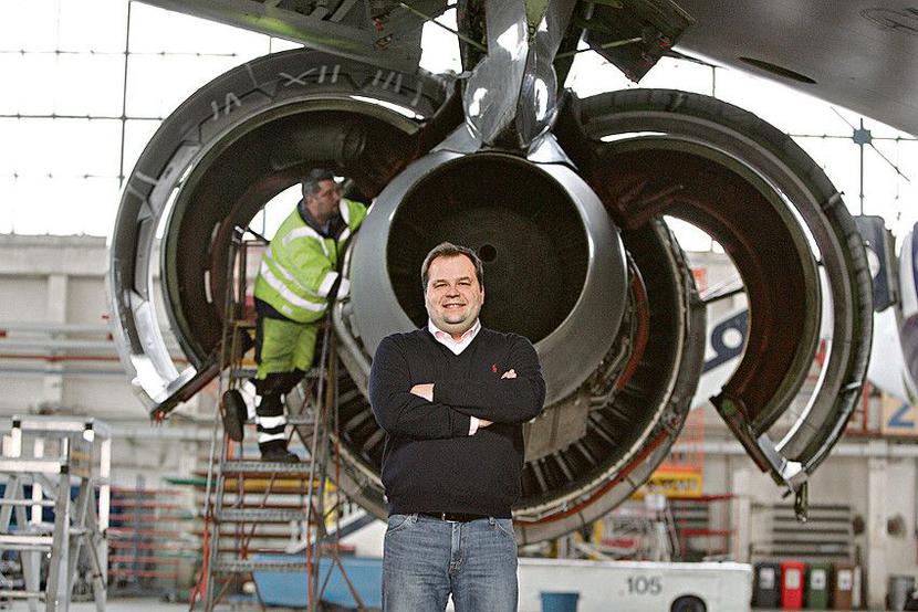 ZJE CIASTKO I BĘDZIE JE MIAŁ:
 Nawet jeśli KE zatwierdzi pomoc publiczną dla kierowanego przez Sebastiana Mikosza LOT-u, pierwszą transzę linia powinna zwrócić skarbowi państwa, bo była to pożyczka. Jest jednak pomysł na podwyższenie kapitału zakładowego o kwotę pierwszej transzy — zabieg księgowy, dzięki któremu nie będzie to konieczne. Walne m.in. w tej sprawie odbyło się 30 czerwca, ale zostało przerwane do 30 lipca. [FOT. GK]