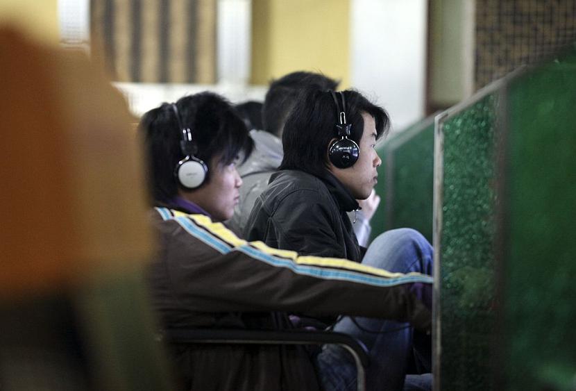 Chińczycy w kawiarence internetowej (fot. Bloomberg)