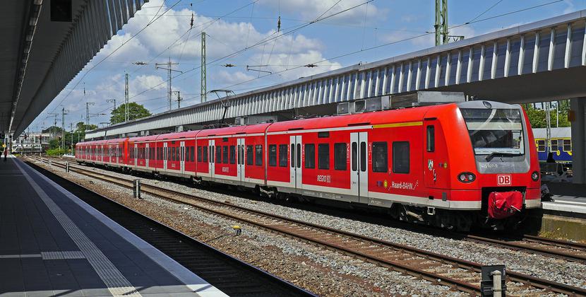 Pociąg Deutsche Bahn (DB) Pociąg Deutsche Bahn (DB)