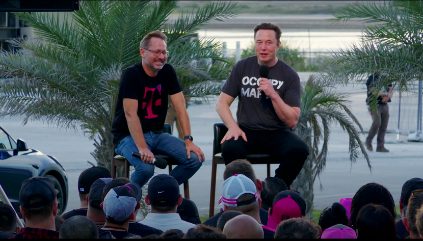 Mike Sievert - dyrektor generalny T-mobile i Elon Musk - szef SpaceX podczas prezentacji nowej usługi