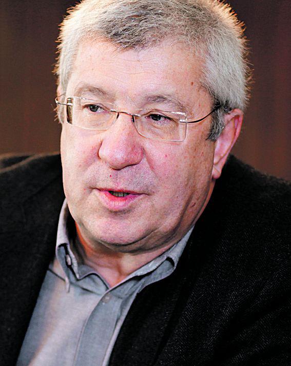 TEMPERATURA ROŚNIE:
 Jan Dworak, przewodniczący
 Krajowej Rady Radiofonii
 i Telewizji, jest w połowie
 gorącego lata. Przed KRRiT
 jeszcze dwie decyzje w sprawie
 intratnych koncesji na multipleksie.
 [FOT. WM]