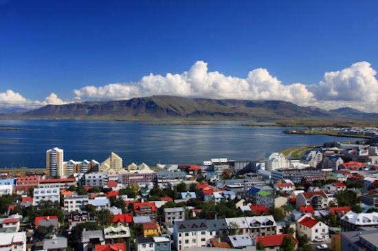 Panorama Reykjavíku. Ilu pisarzy przechadza się tymi ulicami? Statystyki pokazują, że naprawdę wielu (źródło: iStock)