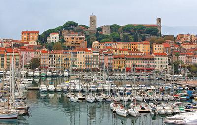 Stare miasto, port jachtowy, wiekowe budowle i  nadmorskie bulwary — Cannes to niewątpliwie ciekawe miasto. Na dodatek z  dobra kuchnia z dużym wyborem ryb i owoców morza.