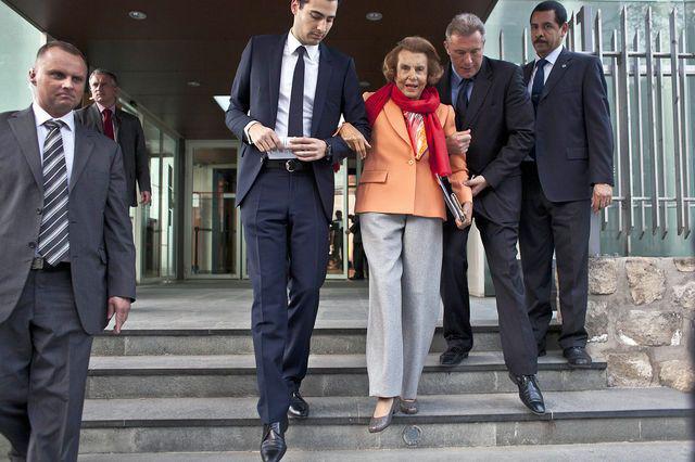 Lilianne Bettencourt z wnukiem Jeanem-Victorem Meyersem, który powoli przejmuje stery w firmie (FOT. Bloomberg)