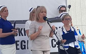 Ruszył protest pielęgniarek pod Sejmem. Apele o jedność, komentarze o różnicach płac