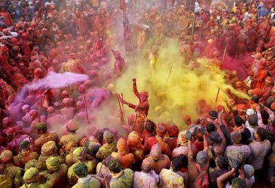 Święto kolorów Lathmar Holi w miasteczku Nandgaon w północnym stanie Uttar Pradesh w Indiach. Festiwal jest organizowany kilka dni przed Holi, świętem radości, które zapowiada nadejście wiosny. 24 marca 2021 r.