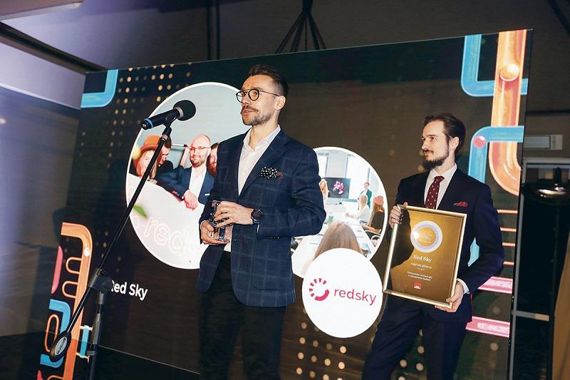 Rekrutacja jak sprzedaż: Bartosz Fijałkowski ze szczecińskiej firmy Red Sky odebrał nagrodę za zwycięstwo w kategorii Nowoczesne technologie w zarządzaniu ludźmi. Wręczył ją Bartosz Siwiak z PwC Polska. 