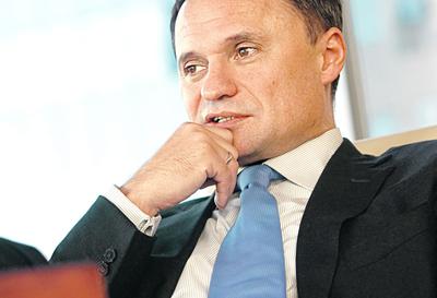 Zagraniczne imperium finansowe Leszka Czarneckiego się kurczy. Sprzedany został niewielki rosyjski bank. Nie udaje się sprzedać Carcade. Banki na Białorusi i Ukrainie znajdują się w formie przetrwalnikowej.