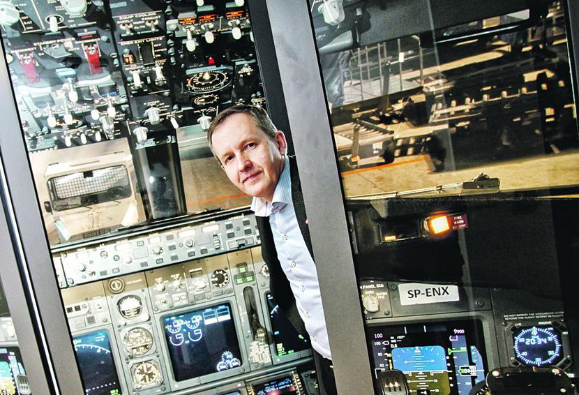 CO TAM MILIONY:
 O kontrakt dla VIP-ów
 ubiegamy się ze
 względu na prestiż,
 jaki niesie ze sobą
 taka usługa — mówi
 Grzegorz Polaniecki,
 dyrektor generalny
 linii Enter Air, która
 dwa lata temu raz
 wyczarterowała dla
 ważnego polityka swój
 samolot. Do końca
 tego roku od 2010 r.
 samoloty czarteruje
 Eurolot. [FOT. WM]