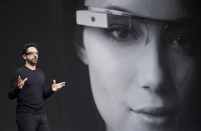 „STAR TREK” POD STRZECHĄ: Google chce, by moda z filmów science fiction stała się rzeczywistością. Na razie okulary testują programiści i wybrani klienci. W kwietniu pojawiła się informacja, że gadżet ma trafić do sprzedaży w tym roku. Czym są Google Glass? To smartfon „nałożony na oczy”, zintegrowany z usługami Google’a i sterowany głosem właściciela FOT. Bloomberg
