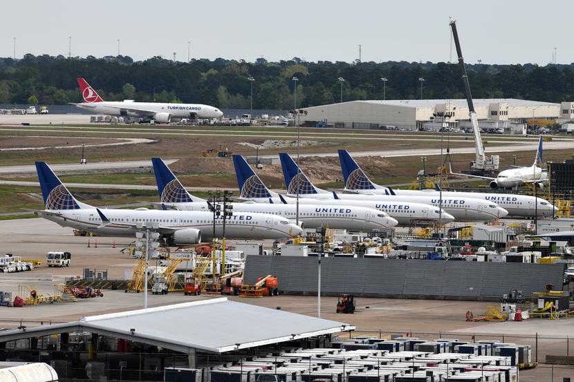 Samoloty Boeing 737 Max linii United Airlines na lotnisku w Houston Samoloty Boeing 737 Max linii United Airlines na lotnisku w Houston