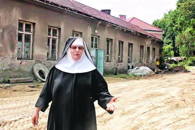 ZAKONNY  PR: Siostra Barbara Dendor OSB, przełożona wspólnoty i organizatorka  internetowej zrzutki, dba o utrzymywanie kontaktów z darczyńcami i  informuje ich o postępach na budowie, które skrupulatnie dokumentuje.
