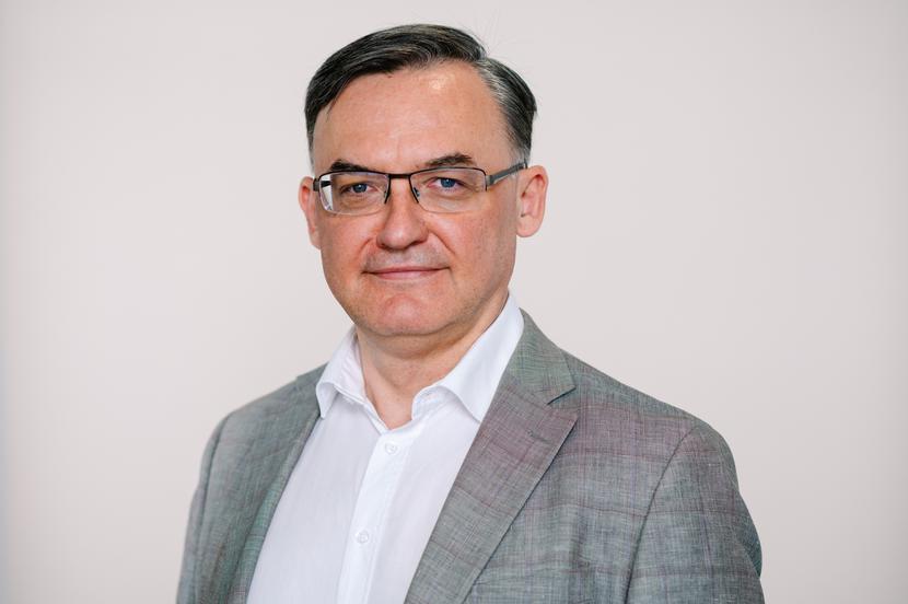 Prof. dr hab. n. med. Konrad Rejdak jest kierownikiem Katedry i Kliniki Neurologii Uniwersytetu Medycznego w Lublinie, prezesem Polskiego Towarzystwa Neurologicznego.