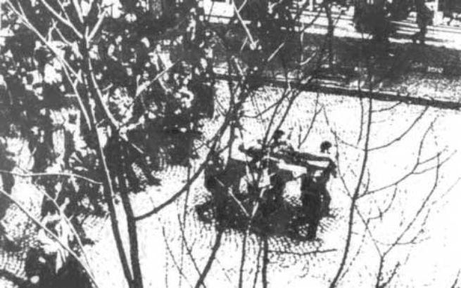 Demonstracje Grudnia 1970 w Gdyni: Ciało Janka Wiśniewskiego (Zbyszka Godlewskiego) niesione przez demonstrantów