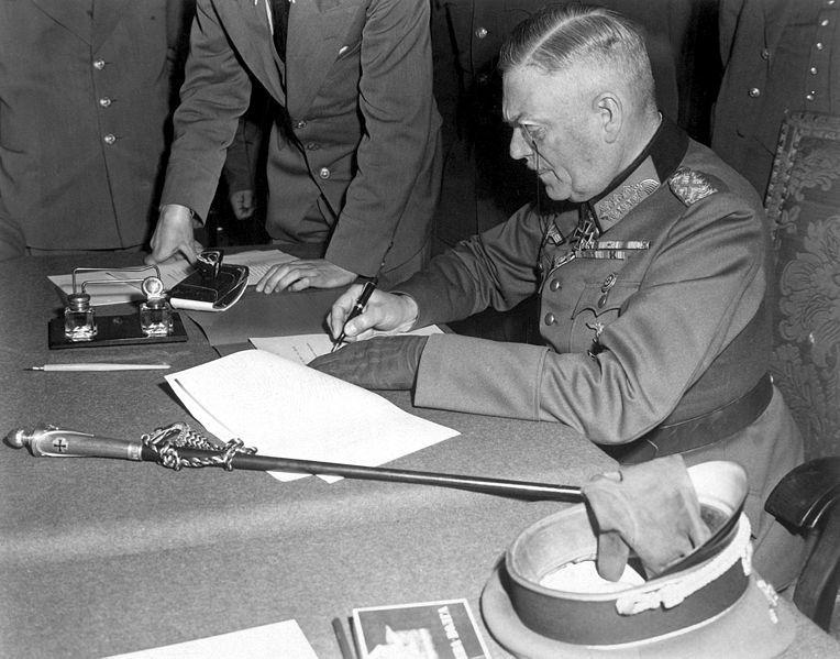 Feldmarszałek Wilhelm Keitel podpisuje akt bezwarunkowej kapitulacji w Berlinie 8 maja 1945 r.