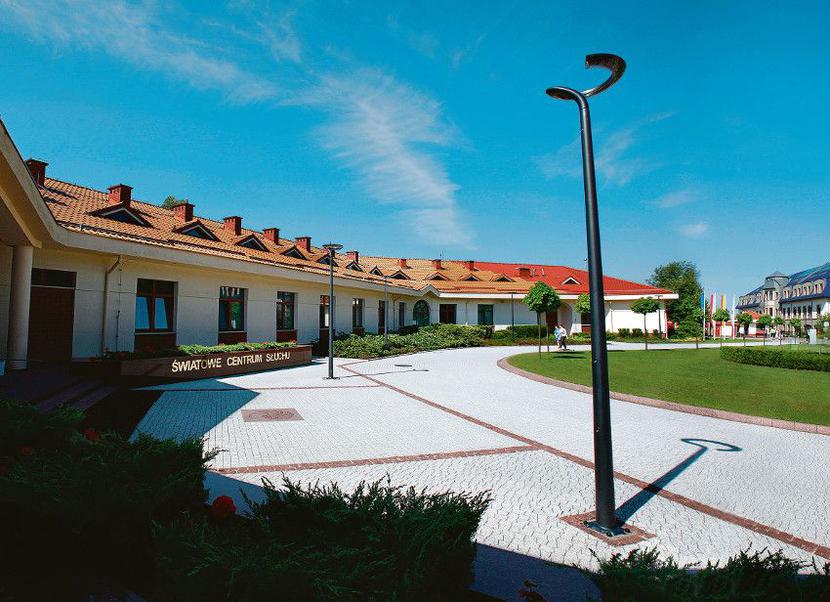 (NIE)KŁOPOTLIWE SĄSIEDZTWO:
 Światowe Centrum Słuchu (na zdjęciu po lewej) to część państwowego Instytutu Fizjologii i Patologii Słuchu. Centrum Słuchu i Mowy Medincus (budynek po prawej) to prywatny szpital, zarządzany przez syna profesora i bratanka jego żony. Henryk Skarżyński, szef IFPS, w tak bliskim sąsiedztwie obu placówek nie widzi nic zdrożnego.
 [FOT. WM]