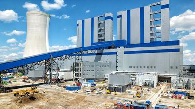 GOTOWA W 4/5: Budowa dwóch bloków o łącznej mocy 1800 MW w Elektrowni Opole rozpoczęła się w 2014 r. Największe wydatki na inwestycję zostały poniesione w ubiegłym roku i dlatego, tłumaczy PGE, teraz nakłady spadają. Projekt jest już zrealizowany w 80 proc. [FOT. PGE]  1,66 mld zł O tyle niższe r/r były nakłady inwestycyjne siedmiu analizowanych spółek na koniec I półrocza 2017. To spadek o prawie 13,5 proc.