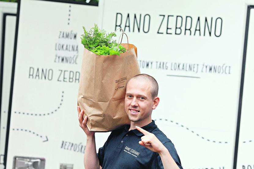 ZAKUPY ZGODNE Z NATURĄ: Przez stworzoną przez Przemysława Sendzielskiego platformę Ranozebrano.pl można zamówić nie tylko owoce i warzywa, ale także sery, wędliny, chleb i przetwory. Baza dostawców stale rośnie. [FOT. WM] 