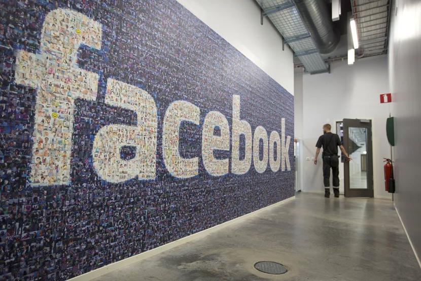 Facebook wypłacił 20 tys. USD nagrody brytyjskiemu informatykowi za wykryci problemu w serwisie, który umożliwiał przejęcia przez hakerów kont użytkowników portalu (Fot. Bloomberg)