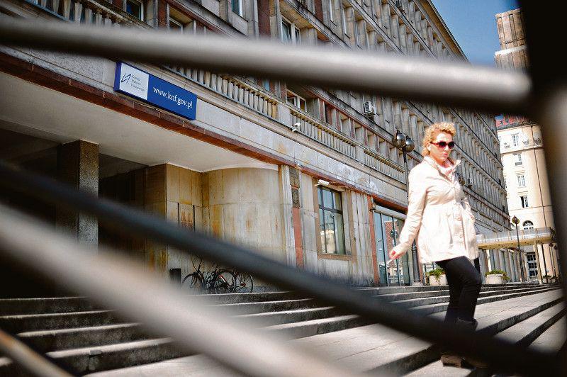 NADZÓR Z BRONIĄ W RĘKU: Lista ostrzeżeń publicznych to groźne narzędzie w rękach Komisji Nadzoru Finansowego. Po dwóch latach życia z piętnem przedstawiciele Everest Finanse są przekonani, że zasady umieszczania na niej firm powinny zostać doprecyzowane. [FOT. S. ŁASZEWSKI]