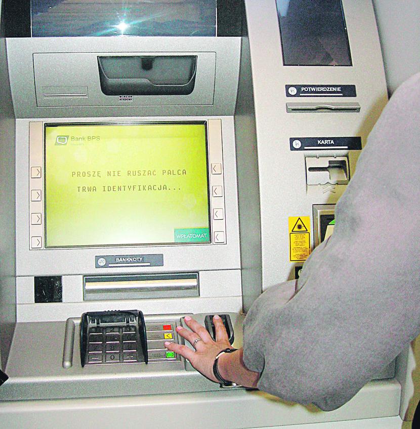 INNOWACYJNY SPÓŁDZIELCA: W 2010 r. pierwszy testowy bankomat w technologii
 finger vein w Polsce i Europie postawił Podkarpacki Bank Spółdzielczy w Sanoku. Obecnie
 12 tys. jego klientów może wypłacać pieniądze jednym palcem. [FOT. ARC]