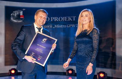 W internetowej rozgrywce prowadzonej systemem pucharowym nagrodę czytelników „Pulsu Biznesu” i portalu Bankier.pl zdobył CD Projekt. Wiceprezes Piotr Nielubowicz odebrał dyplom z rąk Agnieszki Forasińskiej, dyrektor komunikacji korporacyjnej ABC Data.