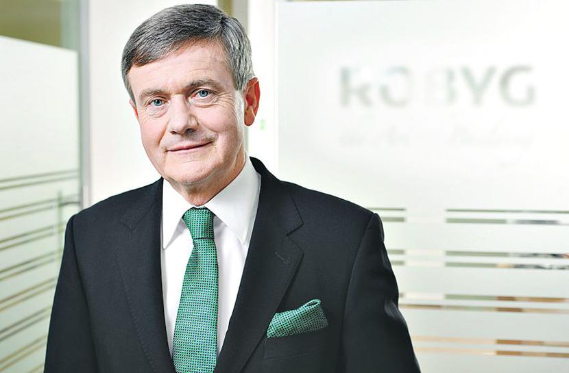 DYSTANS: Robyg, którym
 kieruje Wojciech Okoński, wyprzedził
 Dom Development
 pod względem liczby
 sprzedawanych mieszkań.
 Pod względem kapitalizacji
 dużo mu jednak
 brakuje. Wartość Dom
 Development to ponad
 1 mld zł, Robyga — 450
 mln zł. [FOT. WM]