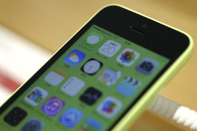 Apple wprowadził na rynek iPhone'a 5C, tańszą wersję flagowego modelu FOT. Bloomberg