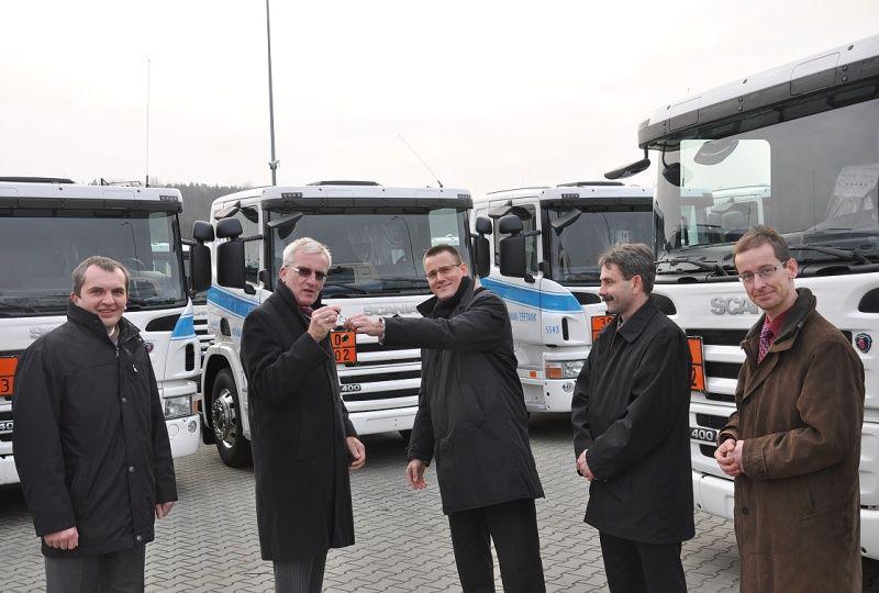 Uroczyste przekazanie kluczyków. Od lewej: Grzegorz Kuczyński, dyrektor Nijman/Zeetank; Cess R. van Noordt, dyrektor generalny Nijman/Zeetank; Alexander Vlaskamp, dyrektor generalny Scania Polska; Jacek Wybraniec, handlowiec Scania Polska oddział Kraków; Wojciech Rowiński, dyrektor oddziału Scania Polska w Krakowie.