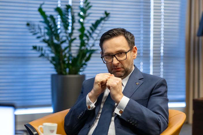 Widzicie mnie siedzącego w ławach?: