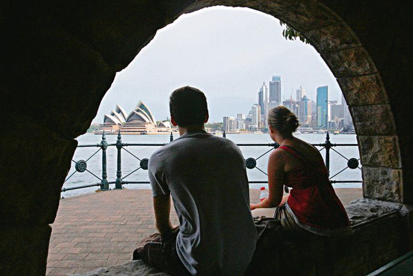 RAJ MA KŁOPOTY: Australia od wielu lat plasuje się w czołówce rankingów najlepszych krajów do życia. W ostatnim Better Life Index, przygotowywanym przez Organisation for Economic Co-operation and Development (OECD), zajęła pierwsze miejsce, pokonując inne „rajskie” państwa, czyli Norwegię, Szwecję, Danię, Kanadę i Szwajcarię. [FOT. BLOOMBARG]