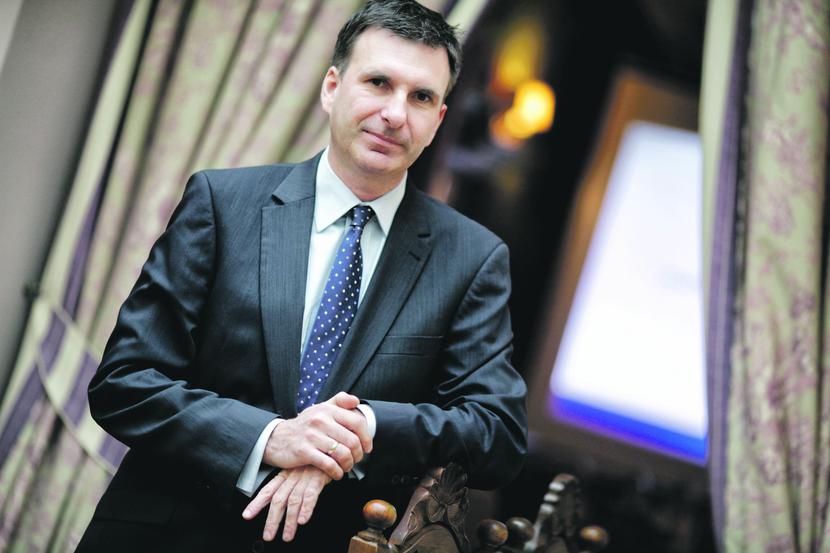 TRZY ZADANIA: Wojciech Papierak przyszedł do PHN z bankowości. Przed prezesem postawiono trzy zadania. Miał zintegrować kilka niezależnych spółek w jeden organizm, zrestrukturyzować je i wysłać na parkiet. Pierwsze zadanie jest już zakończone, drugie w znacznej części wykonane, a trzecie znajdzie szczęśliwy finał za dwa dni. [FOT. MW]