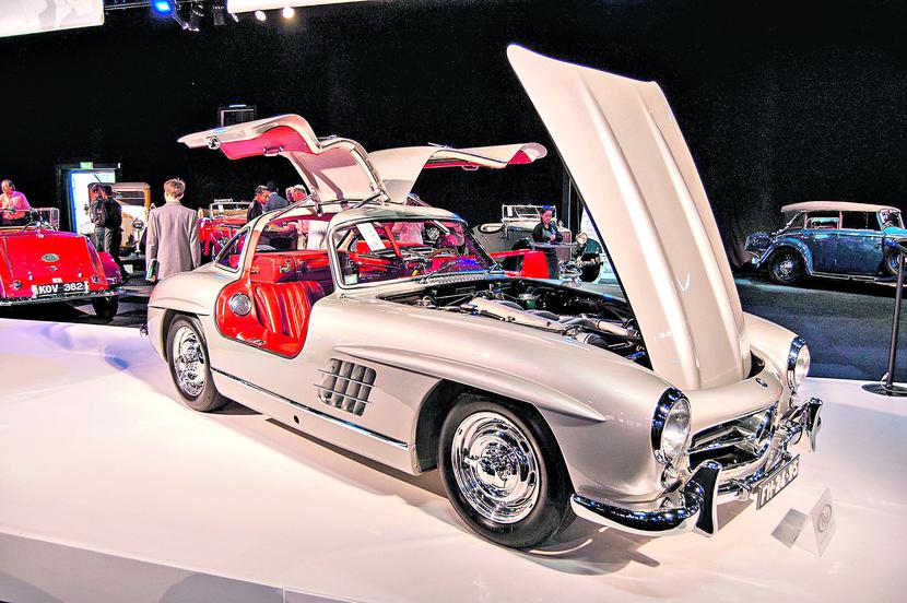DOBRA INWESTYCJA: Ten Mercedes 300SL Gullwing na ubiegłorocznej aukcji w Londynie sprzedano za 1,253 mln USD. Ubezpieczyciel Hagerty wyceniał go na 1,1 mln USD, natomiast jego wycena w 2007 r. wynosiła zaledwie 446 tys. USD. To model z 1956 r. Oryginalnie był czarny. W 2005 r. podobny model na innej aukcji sprzedano za 275 tys. USD. [FOT. MICHAŁ WRÓBEL] 