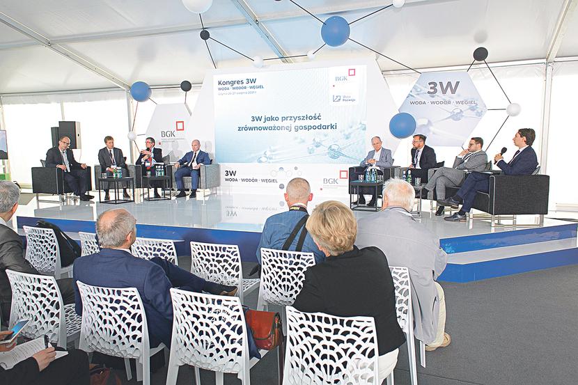 Panel „3W” cz. II - W drugiej części panelu „3W” udział wzięli: Michał Kamiński, dyrektor zarządzający 300GOSPODARKA (moderator), Sławomir Halbryt, prezes Sescom, Tomasz Jarmicki, dyrektor departamentu Badań i Innowacji w PGNiG, Marian Krzemiński, doradca prezesa PKO BP, Bartosz Krzemiński, kierownik działu Zrównoważonego Rozwoju Biznesu w biurze strategii PKN Orlen, Radosław Kwiecień, członek zarządu Banku Gospodarstwa Krajowego, Bartłomiej Orzeł, pełnomocnik prezesa Rady Ministrów ds. Czystego Powietrza, i Jacek Zalewski, dyrektor działu Realizacji Projektów RETENCJAPL. Panel „3W” cz. II - W drugiej części panelu „3W” udział wzięli: Michał Kamiński, dyrektor zarządzający 300GOSPODARKA (moderator), Sławomir Halbryt, prezes Sescom, Tomasz Jarmicki, dyrektor departamentu Badań i Innowacji w PGNiG, Marian Krzemiński, doradca prezesa PKO BP, Bartosz Krzemiński, kierownik działu Zrównoważonego Rozwoju Biznesu w biurze strategii PKN Orlen, Radosław Kwiecień, członek zarządu Banku Gospodarstwa Krajowego, Bartłomiej Orzeł, pełnomocnik prezesa Rady Ministrów ds. Czystego Powietrza, i Jacek Zalewski, dyrektor działu Realizacji Projektów RETENCJAPL.