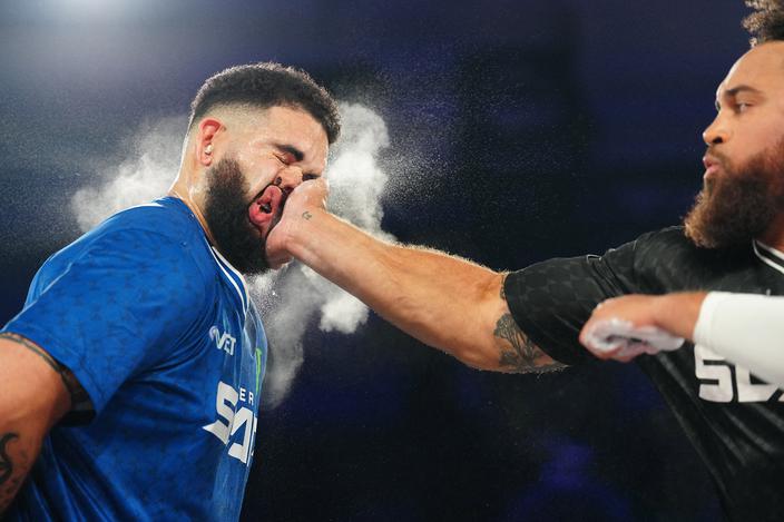 Nate Burnard i Aaron Turner toczą trzyrundową walkę w wadze ciężkiej w Fontainebleau Las Vegas podczas Power Slap 15, 3 października 2025 r., Las Vegas, NV, Stany Zjednoczone