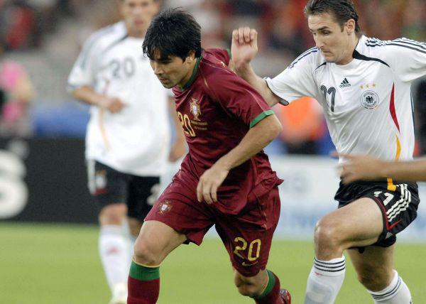 Deco reprezentujący Portugalię pochodzi z Brazylii (z lewej), a Miroslav Klose urodzony w Polsce gra dla Niemiec. (fot. Bloomberg)