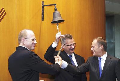 Debiut GPW 9 listopada 2010. W dzwon uderzają Ludwik Sobolewski, Aleksander Grad i Donald Tusk