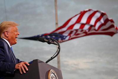 Prezydent Stanów Zjednoczonych Donald Trump przemawia na wiecu wyborczym na lotnisku Cecil w Jacksonville na Florydzie. 24 września, 2020 r.