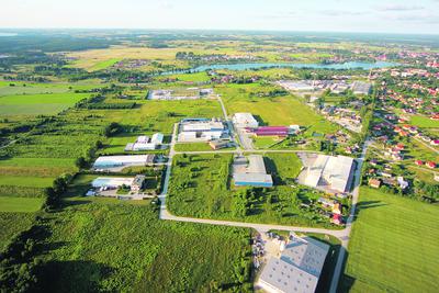 Do nadrabiania dystansu, jaki dzieli region od bardziej zaawansowanych gospodarczo części kraju, przyczynia się m.in. Warmińsko-Mazurska Specjalna Strefa Ekonomiczna, w której działa już 47 przedsiębiorstw zatrudniających prawie 8,3 tys. osób. Łączna wartość inwestycji przekroczyła tam już 3,6 mld zł.