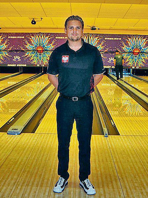 SPORT I BIZNES:
 Marek Przezpolewski nie planuje porzucić sportu dla biznesu. Jeszcze nie. Właśnie przygotowuje się do bowlingowych mistrzostw świata, w których po raz kolejny włoży koszulkę z orzełkiem.
 [FOT. ARC]
 