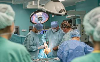 Pionierska operacja na WUM: wszczepienie „uszytej na miarę” endoprotezy
