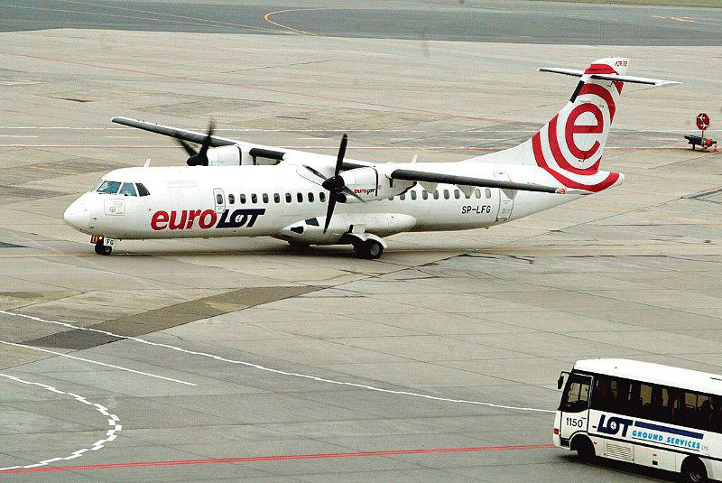 Kierowany przez Mariusza Dąbrowskiego Eurolot, którego flota składa się z 11 Bombardierów Q-400, ma swoje pięć minut. LOT wycofuje się z rentownych połączeń regionalnych, a miasta — patriotycznie i we własnym interesie — wspierają małego przewoźnika. [FOT. GK]
 