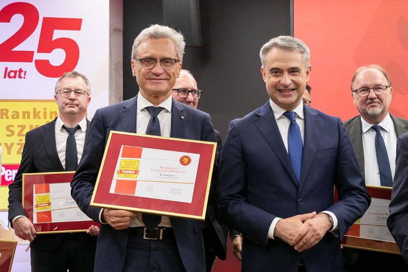 26 czerwca, na uroczystej gali, która odbyła się w Narodowym Instytucie Kultury, rektor WUM prof. Zbigniew Gaciong odebrał dyplom potwierdzający 10. lokatę WUM w Rankingu Uczelni Akademickich 2024. Gratulacje złożył m.in. wicepremier Krzysztof Gawkowski. 26 czerwca, na uroczystej gali, która odbyła się w Narodowym Instytucie Kultury, rektor WUM prof. Zbigniew Gaciong odebrał dyplom potwierdzający 10. lokatę WUM w Rankingu Uczelni Akademickich 2024. Gratulacje złożył m.in. wicepremier Krzysztof Gawkowski.