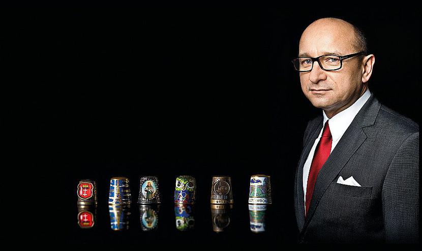 Roman Tulwin, prezes firmy Recman, przyznaje, że naparstki przypominają mu nie tyle o miejscach, które odwiedził, ile budzą skojarzenia związane z krawiectwem i początkami działalności jego firmy (FOT. ARC)