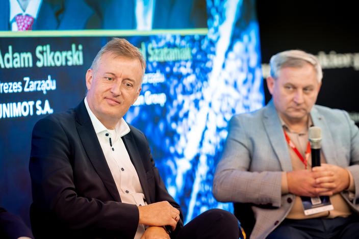 Od lewej: Adam Sikorski, prezes Unimotu i Paweł Szataniak, prezes Wielton Group.