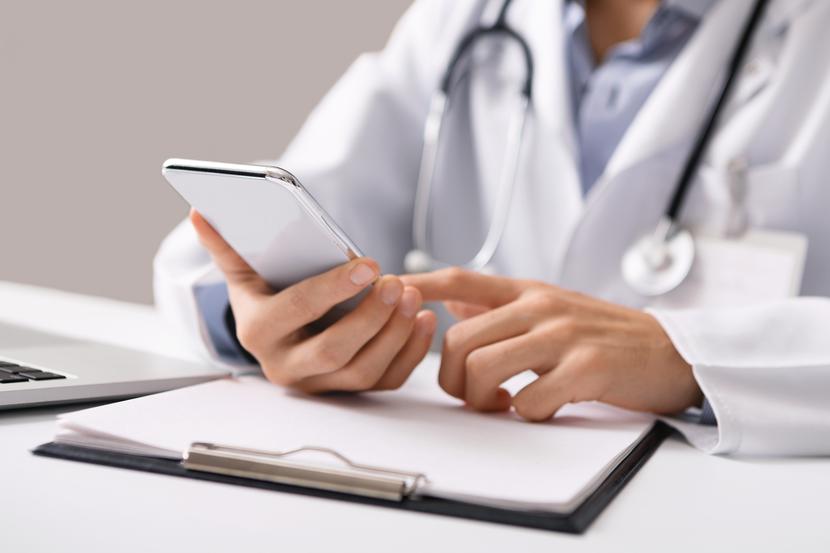 Mobilny dokument PWZ pobierany na telefon lekarza będzie funkcjonować w trybie offline, tzn. niezależnie od dostępu do Internetu. Mobilny dokument PWZ pobierany na telefon lekarza będzie funkcjonować w trybie offline, tzn. niezależnie od dostępu do Internetu.